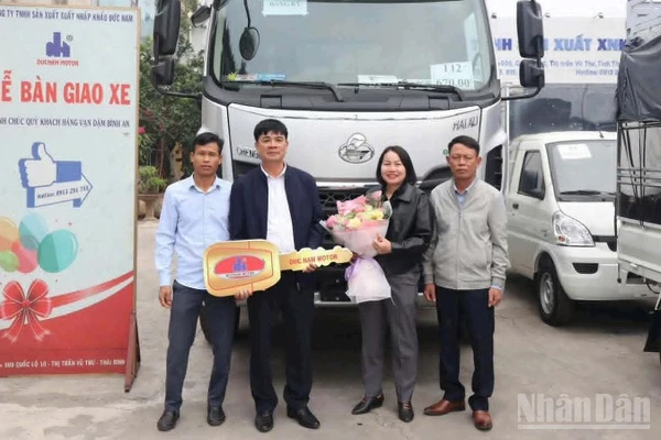 Hợp tác xã dịch vụ nông nghiệp An Ninh (xã Phụ Dực, tỉnh Hưng Yên) nhận bàn giao xe tải trị giá 1,1 tỷ đồng để phục vụ sản xuất.