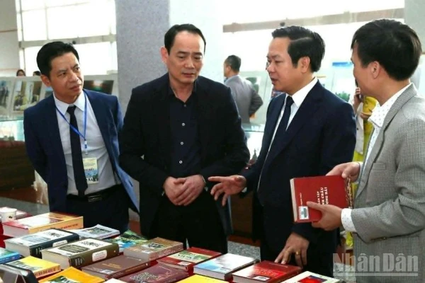 Các đại biểu trao đổi tại gian trưng bày tài liệu, hiện vật về Phố Hiến.