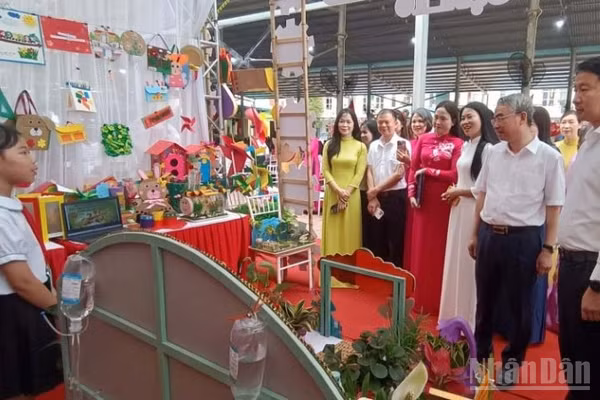 Các thầy cô nghe học sinh Cụm thi đua số 10 thuyết trình về mô hình giáo dục STEM.