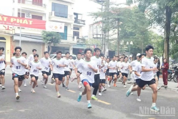 Các vận động viên trên đường chạy việt dã chung quanh công viên Nam Hòa (tỉnh Hưng Yên).