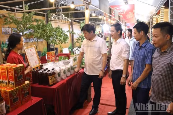 Đông đảo khách tham quan các gian hàng.