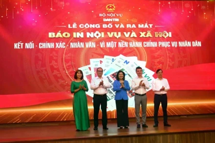 Các đại biểu dự lễ công bố và ra mắt Báo in Nội vụ và Xã hội. (Ảnh: LINH NGUYỄN)