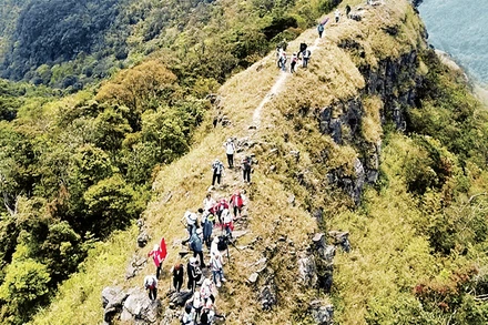 Du lịch trekking khám phá sống lưng khủng long trên núi Phia Pò huyện Lộc Bình, tỉnh Lạng Sơn.