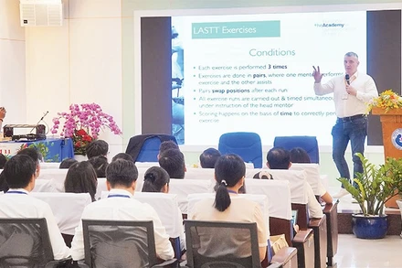 Chuyên gia quốc tế truyền đạt kiến thức về kỹ thuật nội soi sản phụ khoa chuẩn mực châu Âu.