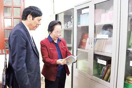 Chủ tịch Hội Khuyến học Việt Nam Nguyễn Thị Doan thăm trung tâm học tập cộng đồng Đông Thọ.