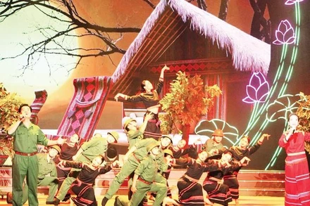 Ca sĩ Đào Mác và Nghệ sĩ Ưu tú Khánh Ngọc trình bày ca khúc “Tiếng cồng vượt thác” (Lư Nhất Vũ-Lê Giang) trong chương trình “Khúc hát ân tình”. (Ảnh MẠNH HẢO)