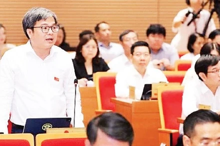 Phó Chủ tịch Ủy ban nhân dân Thành phố Hà Nội Trương Việt Dũng trả lời tại phiên chất vấn của HĐND thành phố.