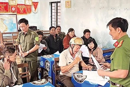 Lực lượng Công an tỉnh Gia Lai tuyên truyền người dân nâng cao tinh thần tố giác tội phạm trên địa bàn tỉnh.