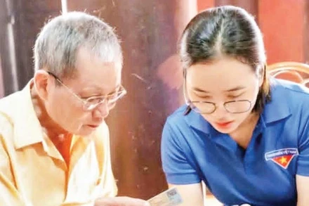 Các “Tổ công nghệ số cộng đồng” giúp cán bộ cơ sở thực hành ngay trên ứng dụng của thiết bị.