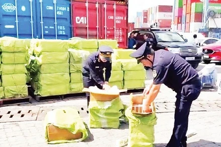 Lực lượng chức năng kiểm tra hàng hóa có dấu hiệu vi phạm tại Cảng Cát Lái, Thành phố Hồ Chí Minh. (Ảnh THANH HÒA)