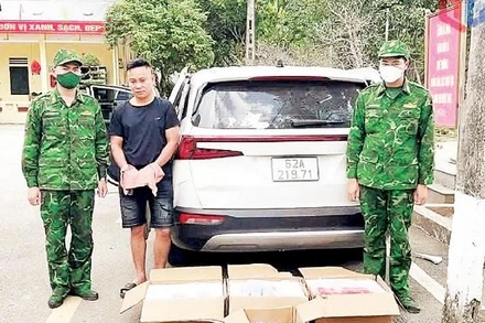 Đồn Biên phòng cửa khẩu Hoành Mô bắt giữ vụ vận chuyển trái phép 177 chiếc điện thoại iPhone các loại, cùng 18 cụm linh kiện điện thoại.