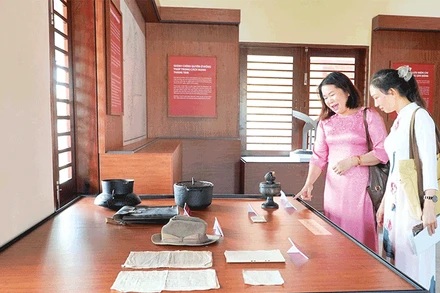 Xem trưng bày tại Khu lưu niệm Chi bộ An Nam Cộng sản Đảng.