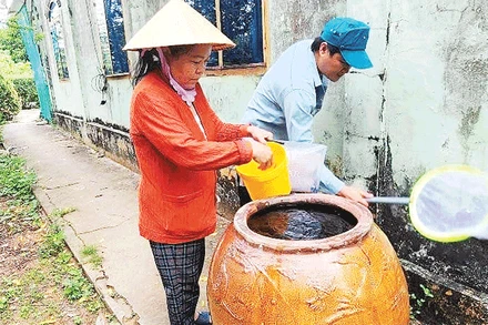 Người dân xã Trần Đề diệt loăng quăng chống dịch.