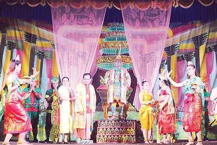 Đoàn nghệ thuật Khmer Ánh Bình Minh của tỉnh Vĩnh Long biểu diễn loại hình nghệ thuật sân khấu Dù kê.