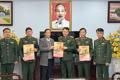 Văn phòng đại diện Báo Nhân Dân tại Tuyên Quang trao tặng Báo Xuân Nhân Dân Bính Ngọ 2026 cho cán bộ, chiến sĩ Trung đoàn 148.