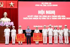 Thừa ủy quyền của Thủ tướng Chính phủ, đồng chí Phan Huy Ngọc, Chủ tịch Ủy ban nhân dân tỉnh Tuyên Quang tặng Cờ thi đua cho 2 tập thể.