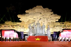 Nghi thức chào cờ tại chương trình.