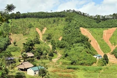 Các điểm sạt lở tại thôn Ngõa, xã Yên Phú gây mất an toàn cho người dân sau bão số 10.