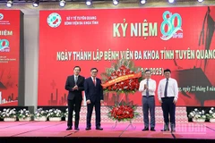 Lãnh đạo Hội đồng nhân dân tỉnh tặng hoa chúc mừng lãnh đạo Bệnh viện đa khoa tỉnh Tuyên Quang.