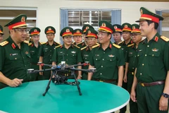 Thượng tướng Phạm Hoài Nam, Ủy viên Trung ương Đảng, Thứ trưởng Quốc phòng kiểm tra sản phẩm UAV do Nhà máy Z113 nghiên cứu sản xuất.