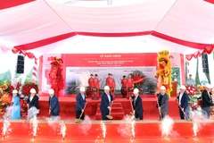 Các đại biểu thực hiện nghi thức khởi công dự án.
