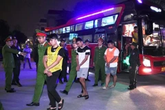 Các đối tượng được lực lượng Công an tỉnh Tuyên Quang di lý về nước để làm rõ hành vi phạm tội.