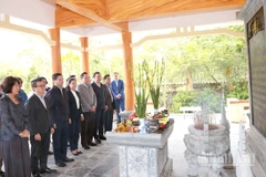 Đại biểu dâng hương tại Nhà truyền thống Đảng ủy các cơ quan Dân-Chính-Đảng Trung ương.