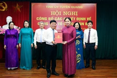 Đồng chí Hà Thị Nga, Bí thư Tỉnh ủy Tuyên Quang trao quyết định bổ nhiệm đồng chí Mai Đức Thông giữ chức vụ Tổng Biên tập Báo và Đài Phát thanh-Truyền hình tỉnh Tuyên Quang.