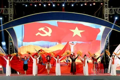 Tiết mục văn nghệ ca ngợi quê hương đất nước đặc sắc tại lễ khai mạc.