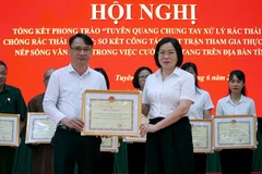 Lãnh đạo Ủy ban Mặt trận Tổ quốc Việt Nam tỉnh Tuyên Quang trao Bằng khen của Chủ tịch Ủy ban nhân dân tỉnh cho các tập thể.