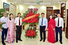 Các đồng chí lãnh đạo tỉnh Tuyên Quang tặng hoa chúc mừng Văn phòng đại diện Báo Nhân Dân tại Tuyên Quang.