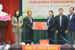 Đồng chí Trịnh Văn Quyết trao quà tặng các đồng chí lãnh đạo tỉnh Tuyên Quang.