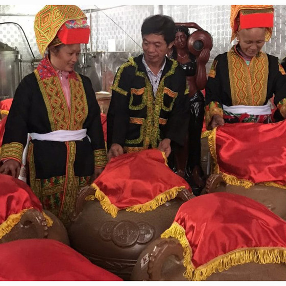 Rượu men lá người Dao Công Sơn