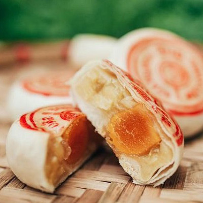 Bánh pía nhân đậu xanh Quãng Trân