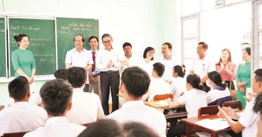 Bộ trưởng Nguyễn Kim Sơn đến thăm và làm việc với thầy, cô giáo, cán bộ Trường trung học phổ thông Hoàng Hoa Thám, Gia Lai.