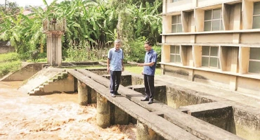 Cán bộ Xí nghiệp thủy nông Lâm Thao kiểm tra việc vận hành điều tiết nước tại Cụm bơm Diên Hồng.