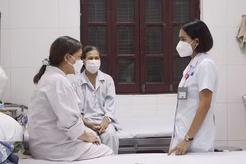 Bác sĩ Viện Sức khỏe tâm thần quốc gia trao đổi cùng các bệnh nhân điều trị rối loạn giấc ngủ. 