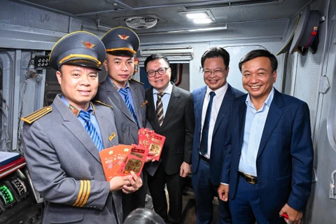 Đồng chí Lê Quốc Minh, Ủy viên Trung ương Đảng, Tổng Biên tập Báo Nhân Dân, Phó Trưởng ban Tuyên giáo và Dân vận Trung ương, Chủ tịch Hội Nhà báo Việt Nam cùng lãnh đạo Tổng công ty Đường sắt Việt Nam thăm hỏi, động viên, tặng quà Ban lái tàu, tổ tàu. (Ảnh THÀNH ĐẠT)