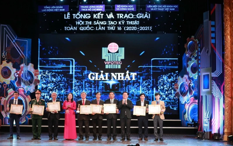 Trao giải Nhất cho các nhóm tác giả.