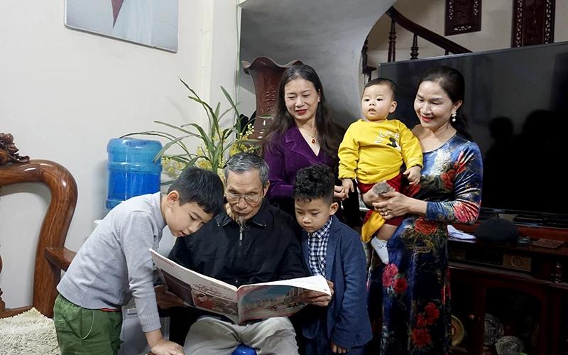 Cụ Giáo luôn mong muốn truyền thống tốt đẹp của gia đình được các cháu, chắt hiểu và gìn giữ.