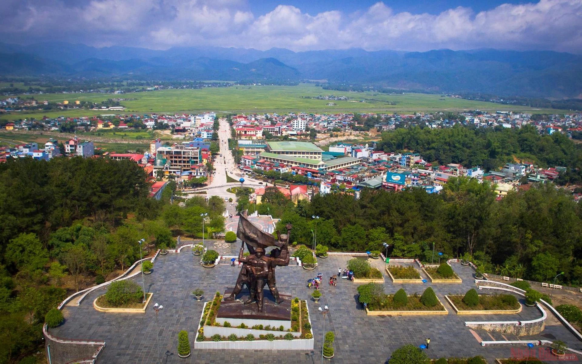 Tới Điện Biên, chắc chắn du khách không thể bỏ qua quần thể Di tích chiến trường Ðiện Biên Phủ. Đây là một quần thể các di tích lịch sử ghi lại chiến công của quân và dân Việt Nam trong cuộc kháng chiến anh dũng chống thực dân Pháp xâm lược.