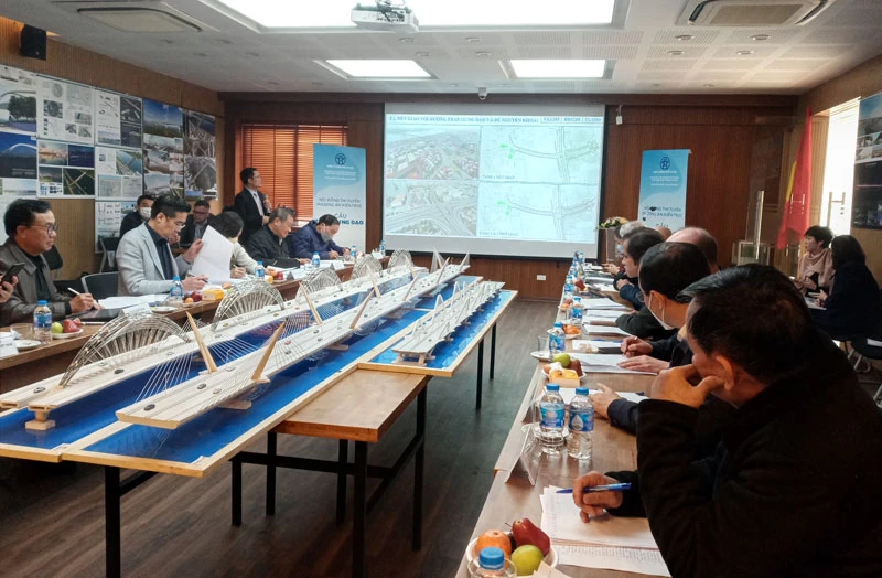 Quang cảnh buổi chấm các phương án kiến trúc cầu Trần Hưng Đạo chiều 19/1.