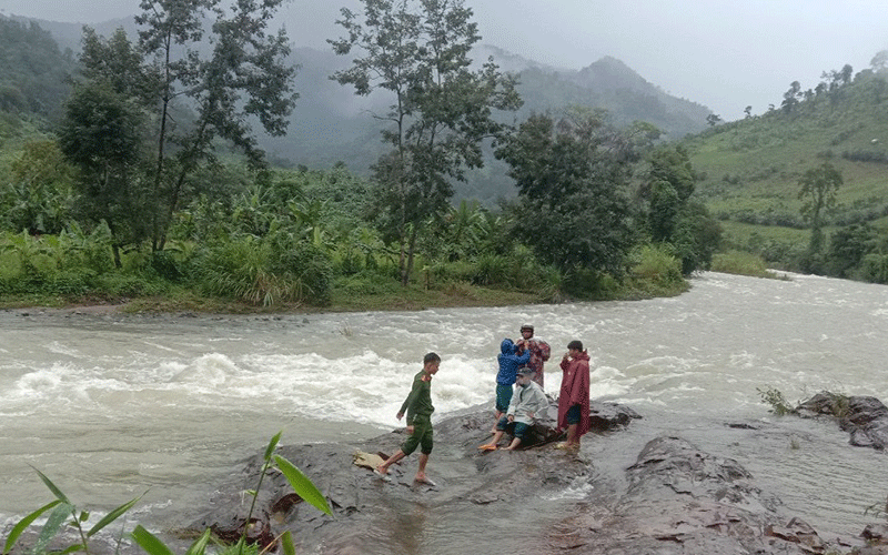 Đoàn cứu hộ của huyện không vượt qua được suối Đá Lớn để đến khu vực tìm kiếm.