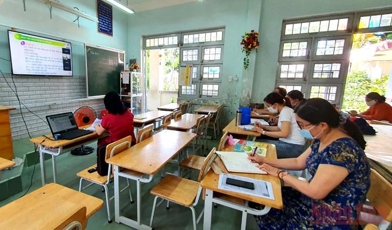 Các cô giáo Trường Tiểu học Phan Đình Phùng tham gia tập huấn trực tuyến Chương trình giáo dục phổ thông 2018.
