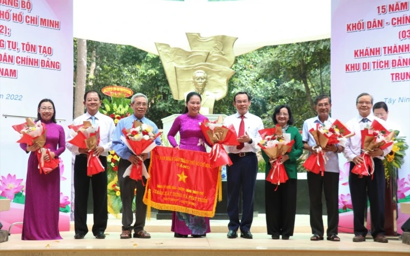 Đồng chí Nguyễn Văn Nên tặng hoa cho các đồng chí nguyên Bí thư Đảng ủy Khối Dân-Chính-Đảng Thành phố Hồ Chí Minh.