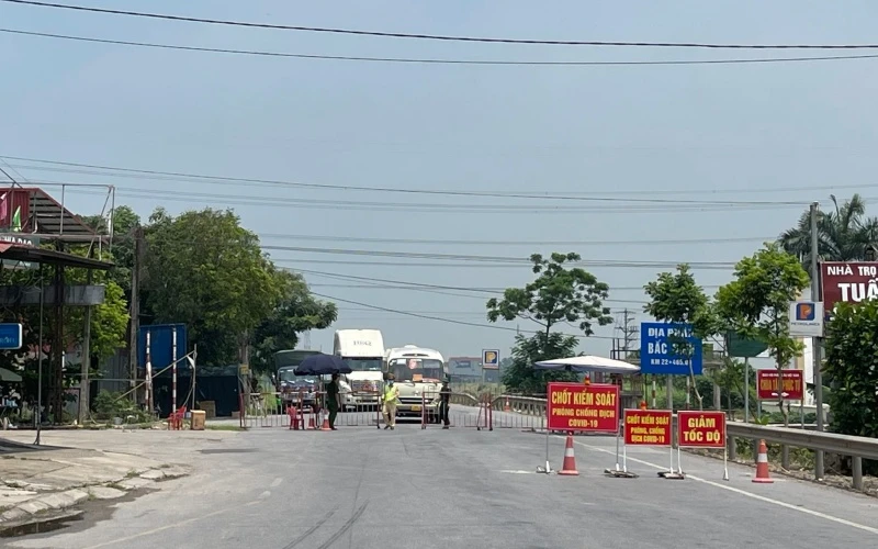 Chốt kiểm soát Covid-19 trên quốc lộ 38 tiếp giáp giữa Hải Dương với Bắc Ninh trước giờ gỡ bỏ.