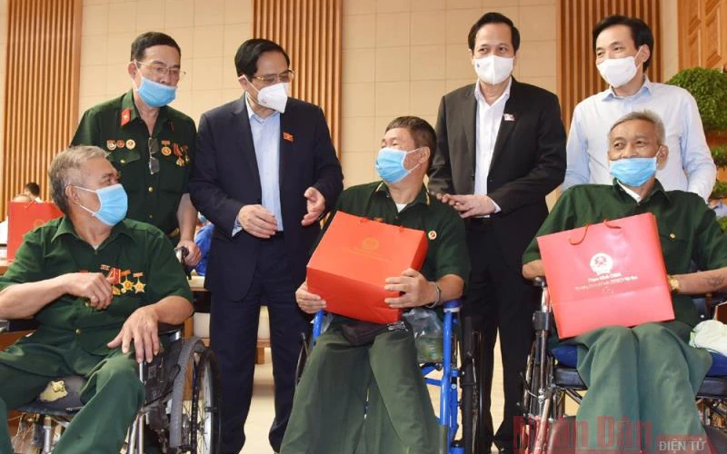 Thủ tướng Phạm Minh Chính gặp mặt các đại diện tiêu biểu người có công với cách mạng, thân nhân liệt sĩ nhân kỷ niệm 74 năm Ngày Thương binh - Liệt sĩ. (Ảnh: TRẦN HẢI)