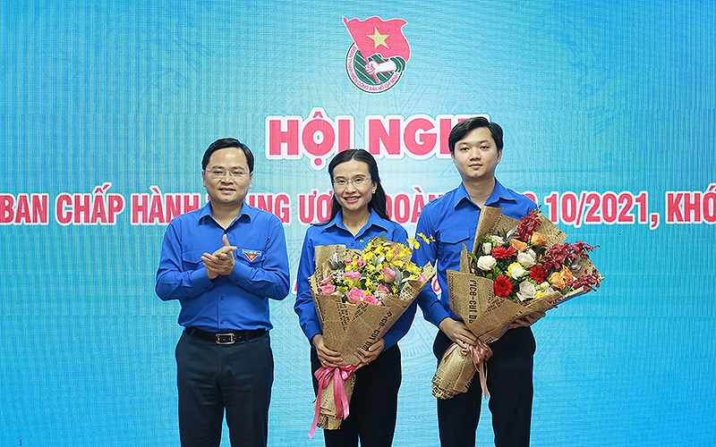 Bí thư Thứ nhất Trung ương Đoàn Nguyễn Anh Tuấn (ngoài cùng, bên trái) tặng hoa chúc mừng các đồng chí Nguyễn Phạm Duy Trang và Nguyễn Minh Triết.