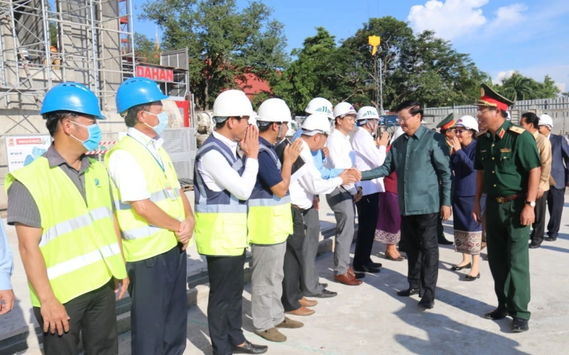 Thủ tướng Lào Thongloun Sisoulith thăm hỏi, động viên từng cán bộ, chiến sĩ Binh đoàn 11, chiều 23-7.