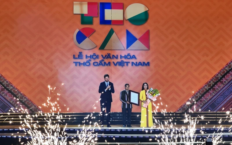 Ông Michael Croft, Trưởng đại diện Tổ chức Giáo dục, Khoa học và Văn hóa Liên hợp quốc (UNESCO) tại Việt Nam trao Danh hiệu Công viên địa chất toàn cầu UNESCO Đắk Nông cho lãnh đạo tỉnh.